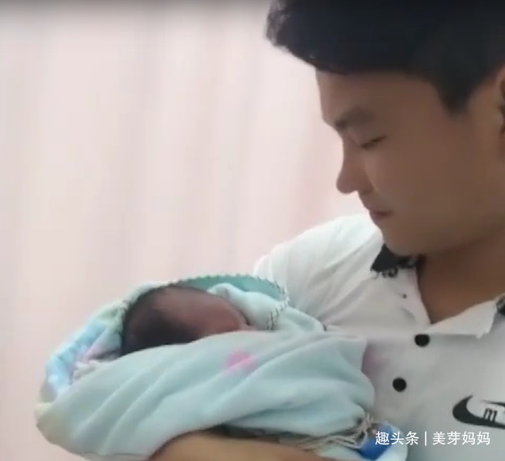 二胎|念经爸爸火了,产房外不停唠叨“生女孩”,场面让人哭笑不得
