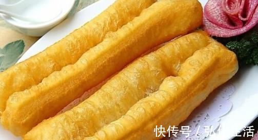 炸油条的时候，这个“步骤”只要做得好，油条才能香酥又可口