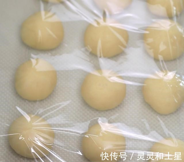 低筋面粉|夏天做面包，2个动作10分钟揉出手套膜，面包松软蓬松一次就成功！