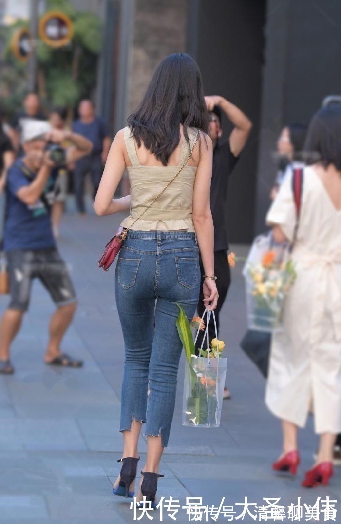 街拍|美女街拍牛仔裤这样穿搭,休闲清凉又显气质,年轻女生都爱穿
