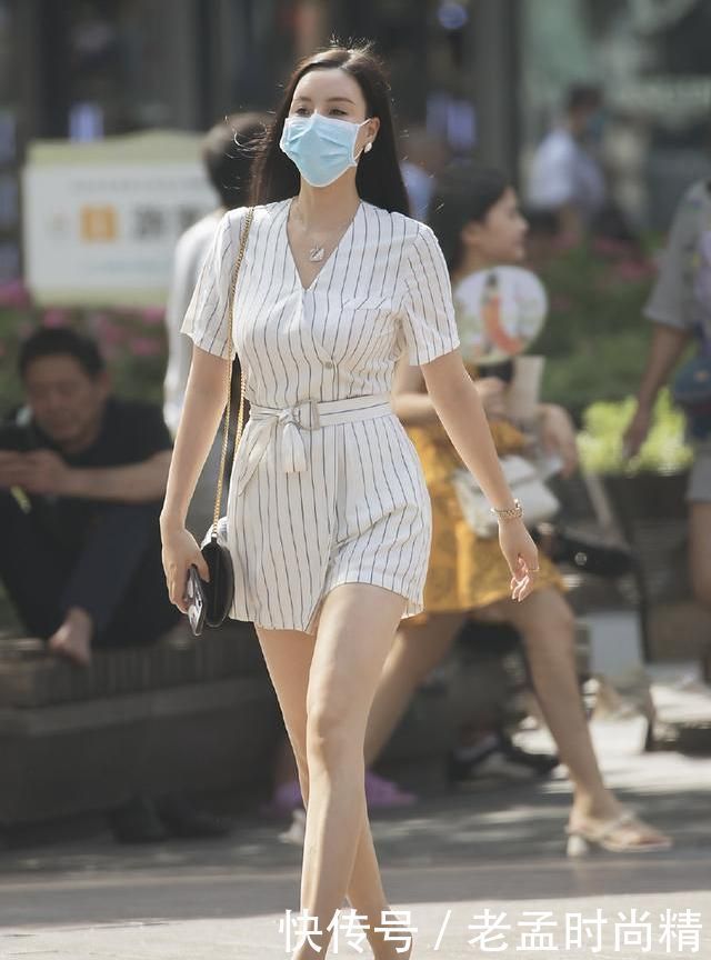 街拍:三十岁女人为什么爱穿尖头细跟鞋? 简约精致容易搭配, 凸显女人味