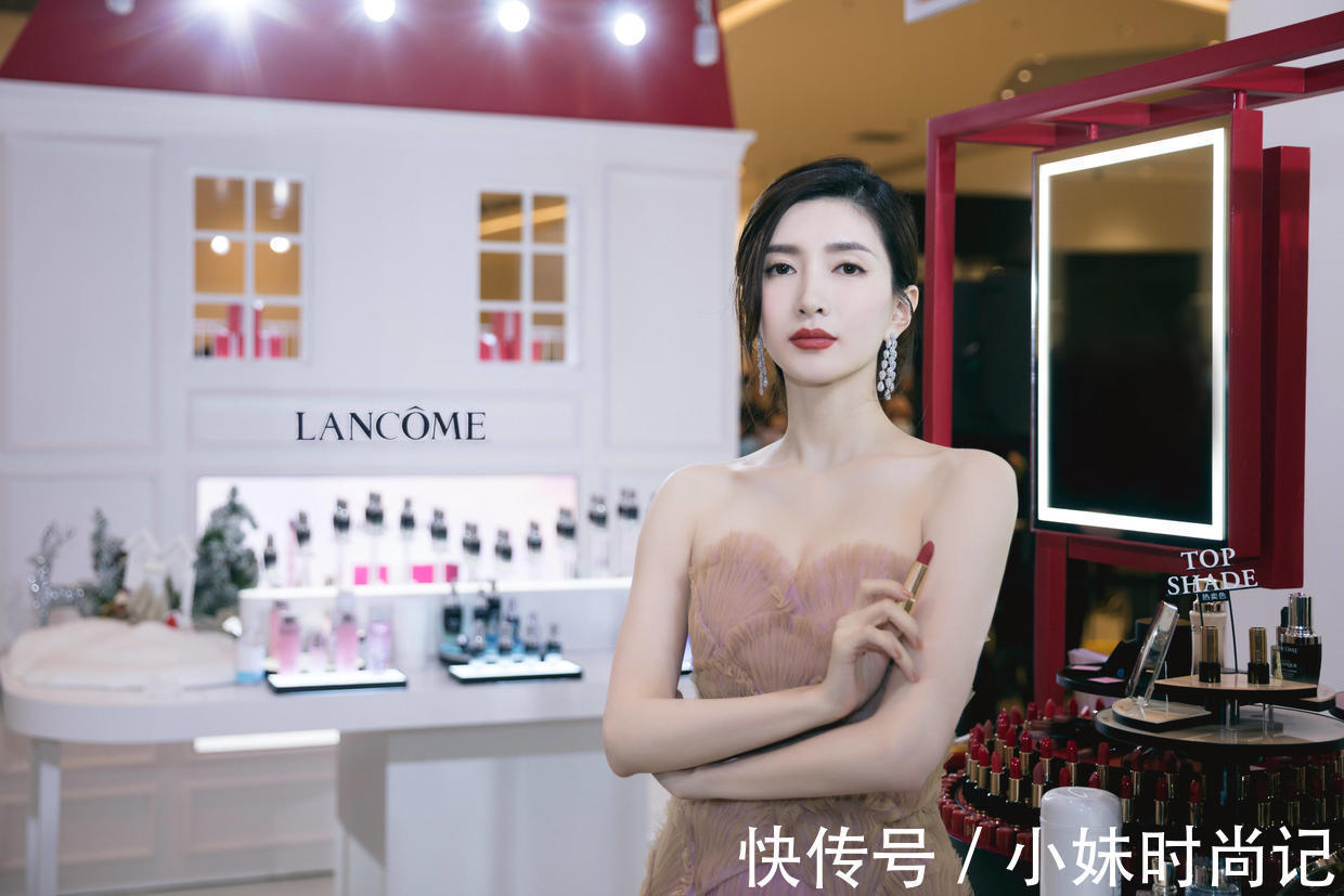 印花套装|江疏影人美又会穿,一身印花套装高调张扬,秀“漫画腿”好惹眼