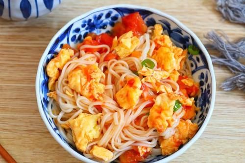 西红柿|酷暑难耐没食欲，我家经常吃这面条，酸爽开胃，蛋香十足汤汁浓郁
