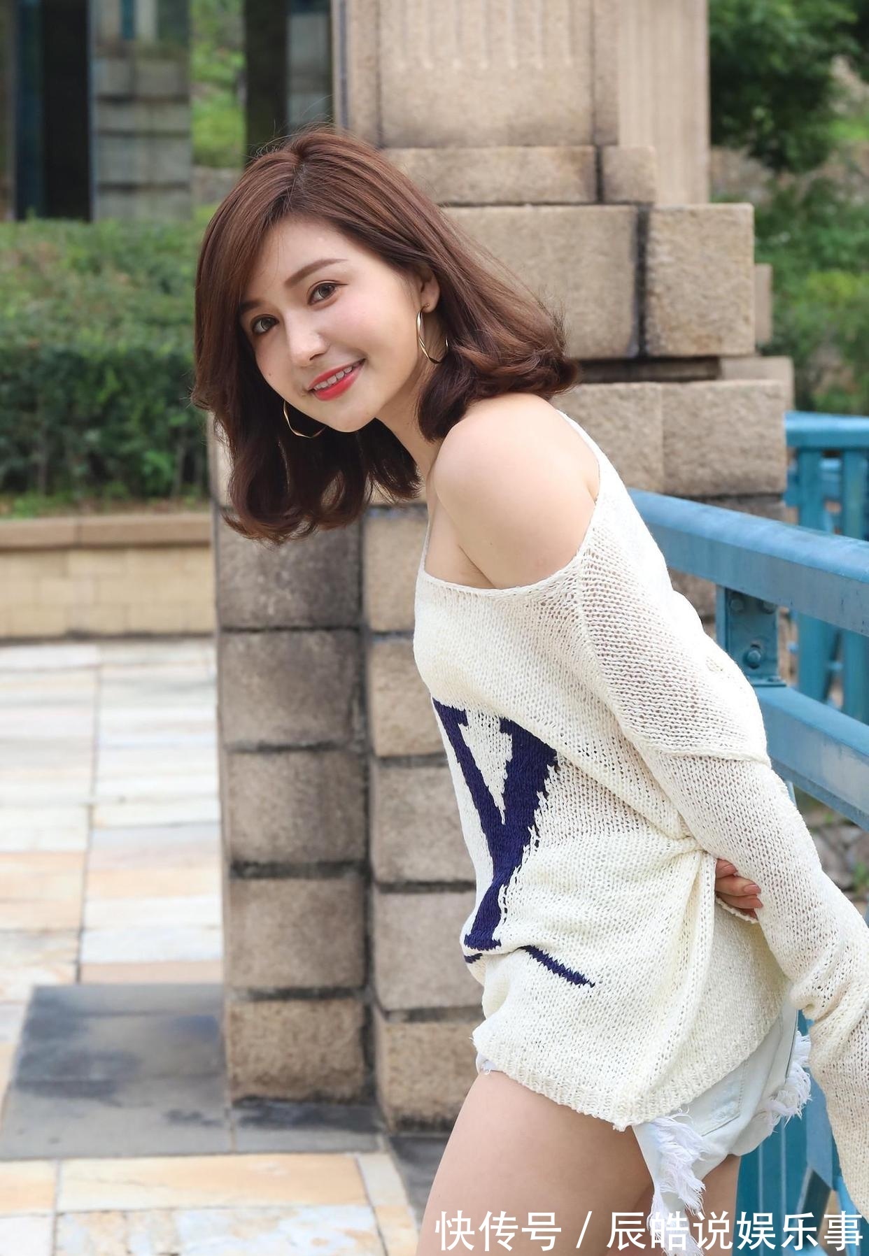 搭配 潮流穿搭:宽松针织衫搭配白色的短裤,清凉又时尚