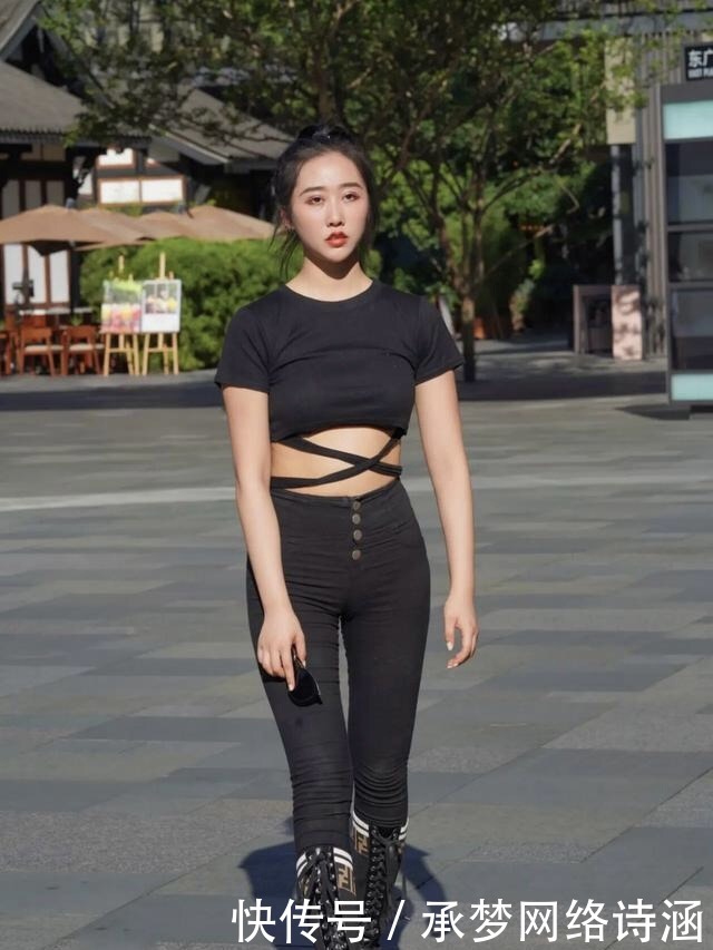 穿法|“抛弃”打底裤,用小黑裤来替代,体验一种前所未有的穿法!