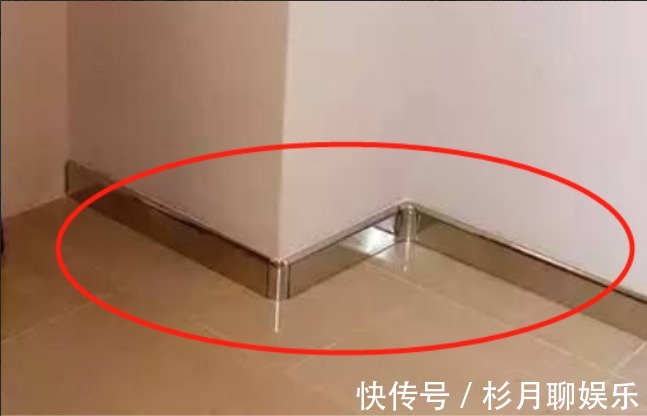 客厅|今后再买房,客厅坚决不贴瓷砖,连踢脚线也要拆,瞧下图,太先进