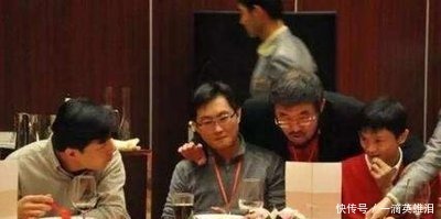 马云|大胡子这样“揽着”马云和马化腾,你知道他是谁吗