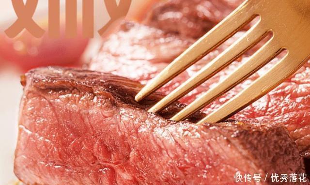 吃不饱|外国人吃一块牛排就饱了,在中国吃火锅上3盘肉,还是吃不饱