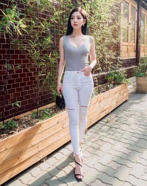 显瘦|白色紧身牛仔裤，展现腿部优美线条！