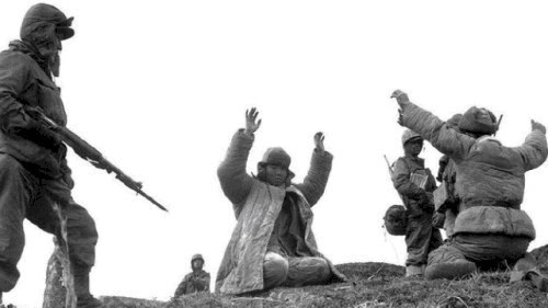 佯装|有史以来最牛的战俘:朝战不幸被俘,却佯装投敌,后炸掉美军飞机