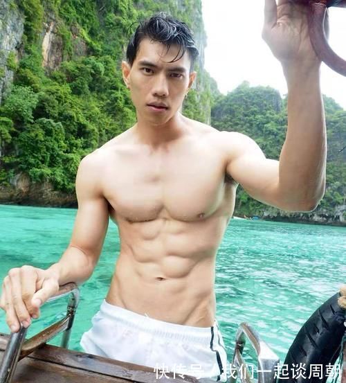 肌肉|居家型男更是肌肉靓仔，性感的人鱼线撩人心弦，胸肌和腹肌也圈粉