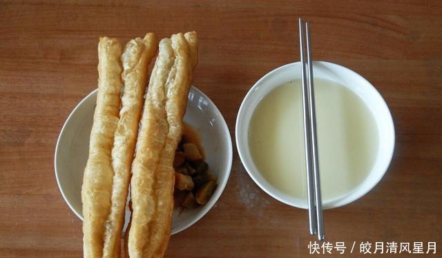 老豆腐|天津最便宜早餐,窝头6毛钱老豆腐2块钱,周围大爷大妈提锅来买