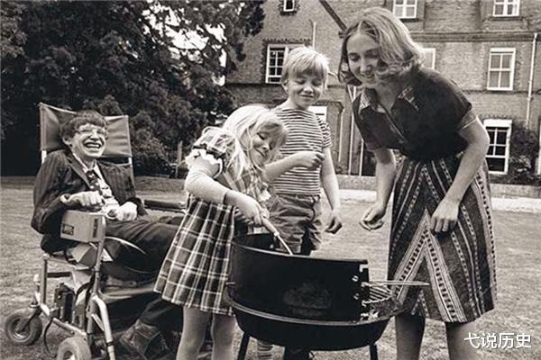 为了能让霍金说话,科学家在他的轮椅上装了很多你不知道的黑科技