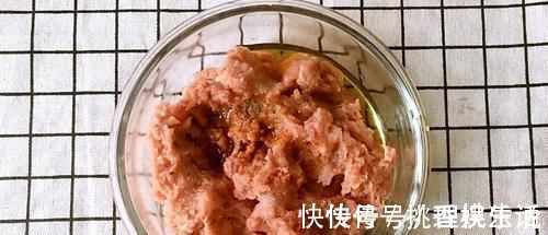 妈妈|宝宝多大可以吃肉?这个时候刚刚好,很多妈妈都喂晚了