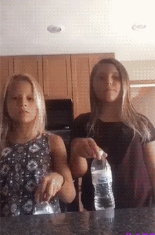 |搞笑GIF趣图哥们,就一只猫而已,至于这么害怕吗?