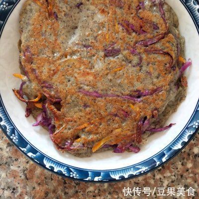 紫甘蓝丝|今晚花10分钟做好豆渣鸡蛋蔬菜饼，明天便当就吃它