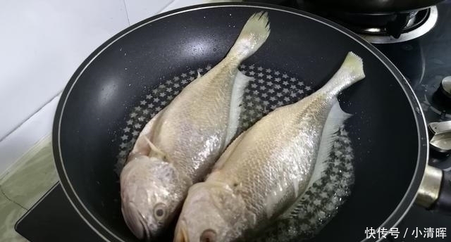 做法|炖鱼时,去腥有人加酒有人加醋,都不对教你最好吃做法,太香了