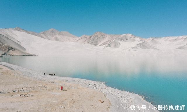 新疆白沙湖，水如镜面，边上还有一整座白沙山