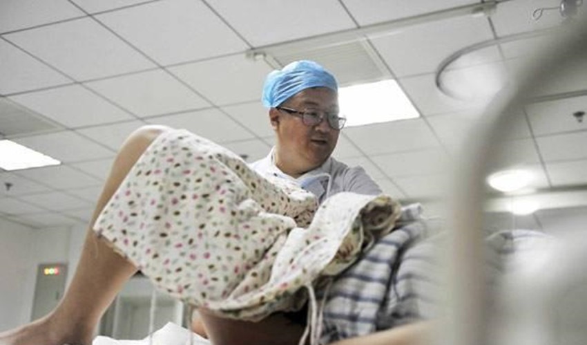 害羞|产妇生娃,碰到男医生接生,问丈夫是否介意,接下来的回答很感人