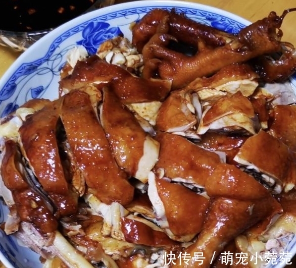 酱油鸡|酱油鸡，小火焖煮的鸡肉口感会更为嫩滑