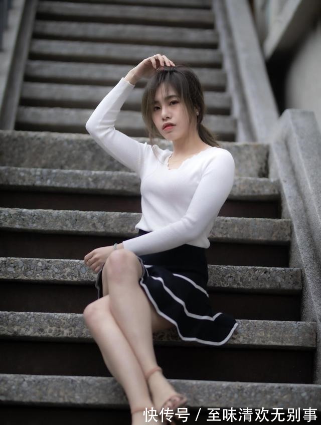 知性 温柔纯洁的白色针织衫搭配深蓝色高腰A字裙,简约干练又知性优雅!