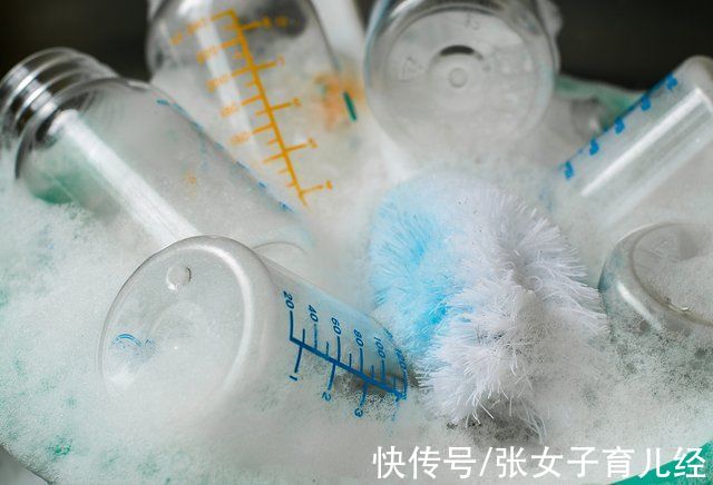 清洁剂|“糊涂”妈妈用开水烫奶瓶,自以为高温杀菌很管用,却害苦了娃