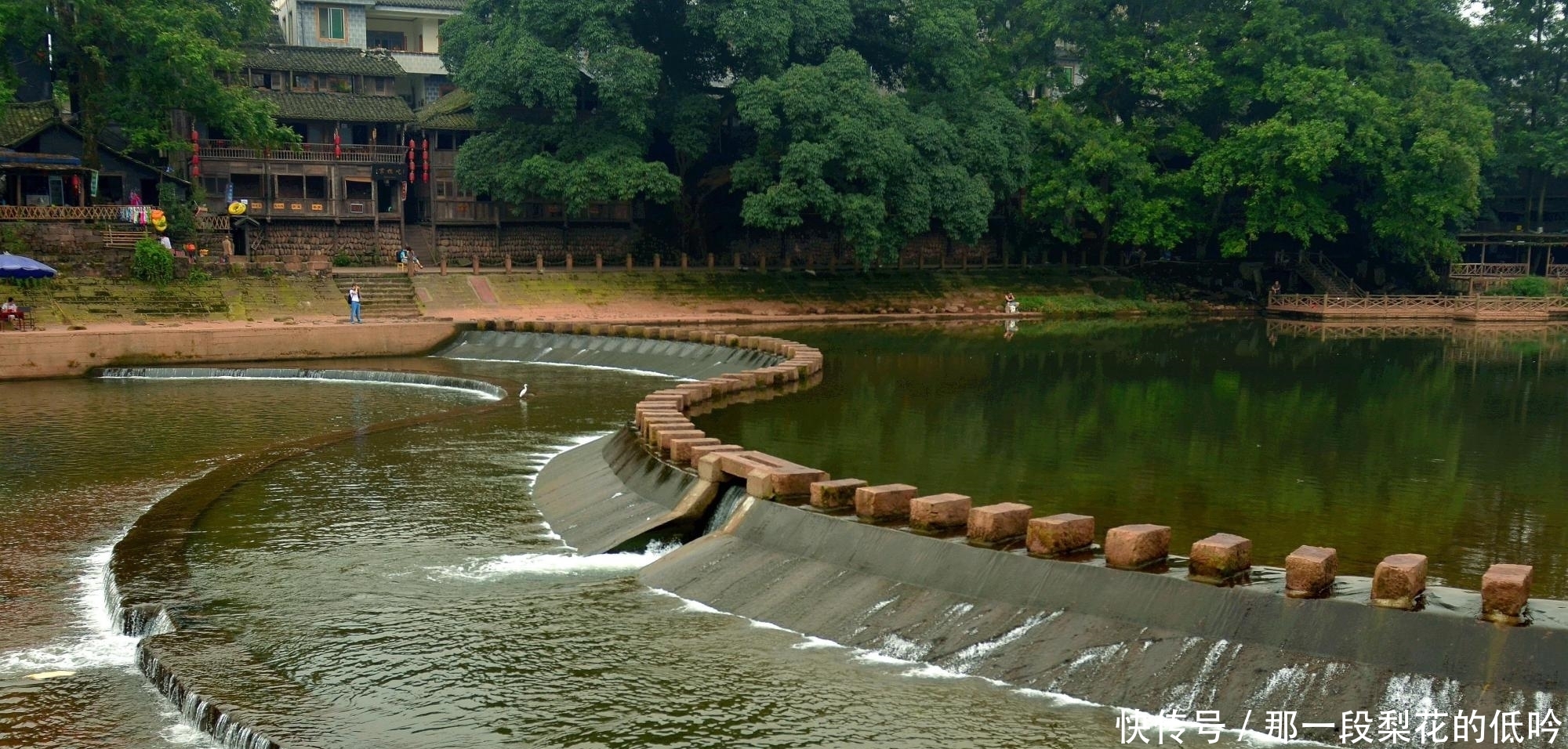 坐落在四川的这个古镇，有“烟雨柳江”之称，景色可与丽江对标