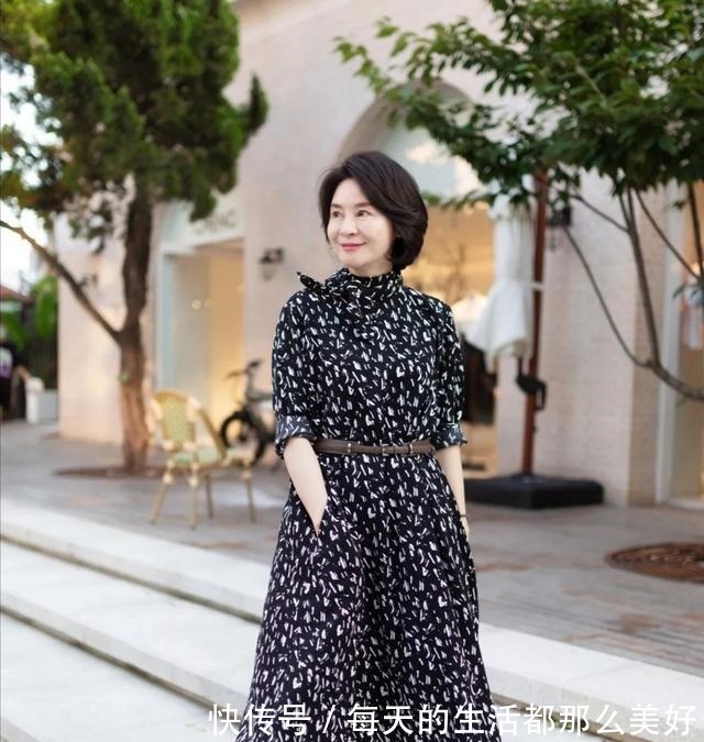构造 奔六的女人会搭配更有魅力,学习她的减龄穿搭术,时尚优雅很高级!