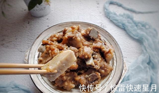 芋头|滋味鲜美的芋头蒸排骨,软糯香醇,一不留神就吃光了一盘!