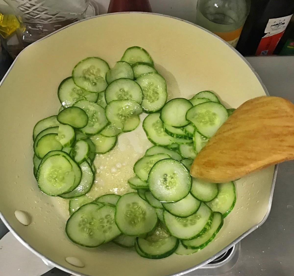 小米辣|黄瓜别再凉拌了，学会了这道黄瓜炒肉馅，简单味道好