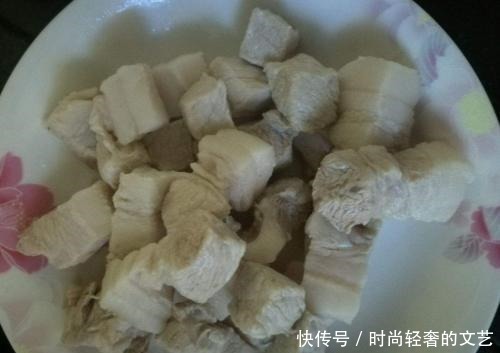 做红烧肉,切记不可放这味料,很多人总是放错,难怪肉质又干又柴