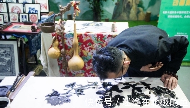 舌头#男子用舌头作画,20分钟完成一幅优美作品,网友看完却不买账!