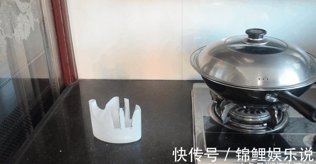 洗衣液瓶子别扔了, 简单剪几刀, 放在厨房这样用, 人人见了都夸好