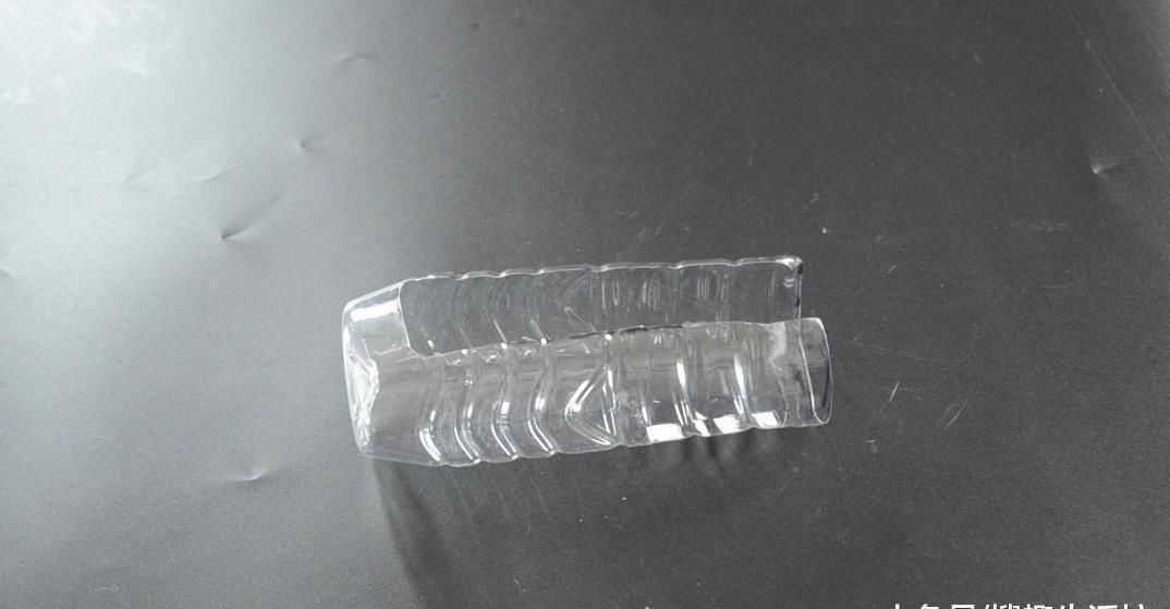 用处|喝完的塑料瓶不要扔, 剪几刀, 放在家里有大用处, 人人见了都夸好