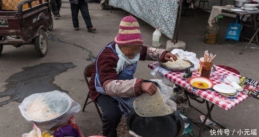90岁老人街边卖传统小吃,结账时老人的一句话,让人感到“心寒”