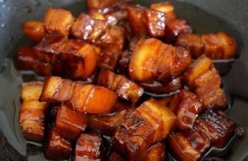 做红烧肉,为啥一放酱油就发黑?改用它,保证每一块都是琥珀色!