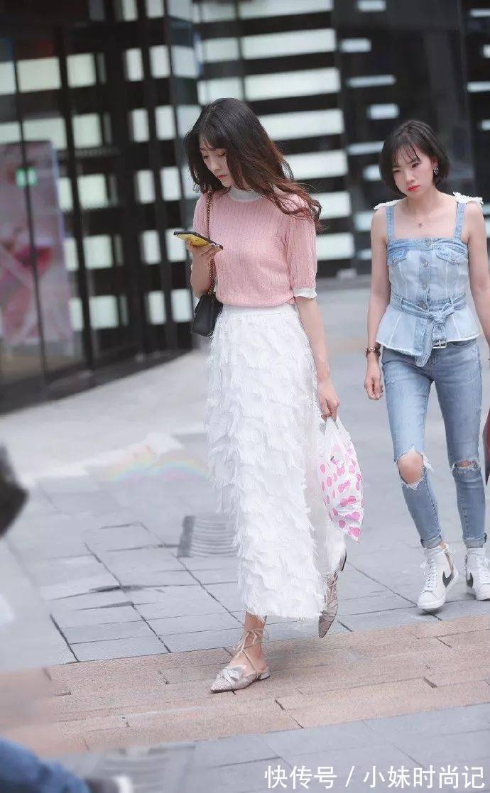 高跟鞋|街拍:小姐姐脚上穿上一双酒红色的高跟鞋,看着轻熟又有气质