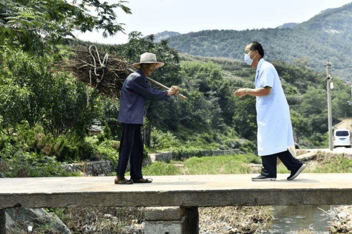 西王家村|日照天天正能量丨弓身行医深山 挺直精神脊梁