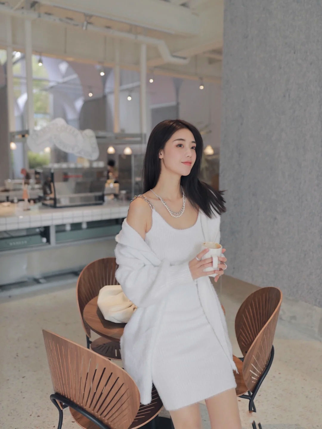 想要穿搭出女神范，尝试一身白色的穿搭，减龄又显清纯