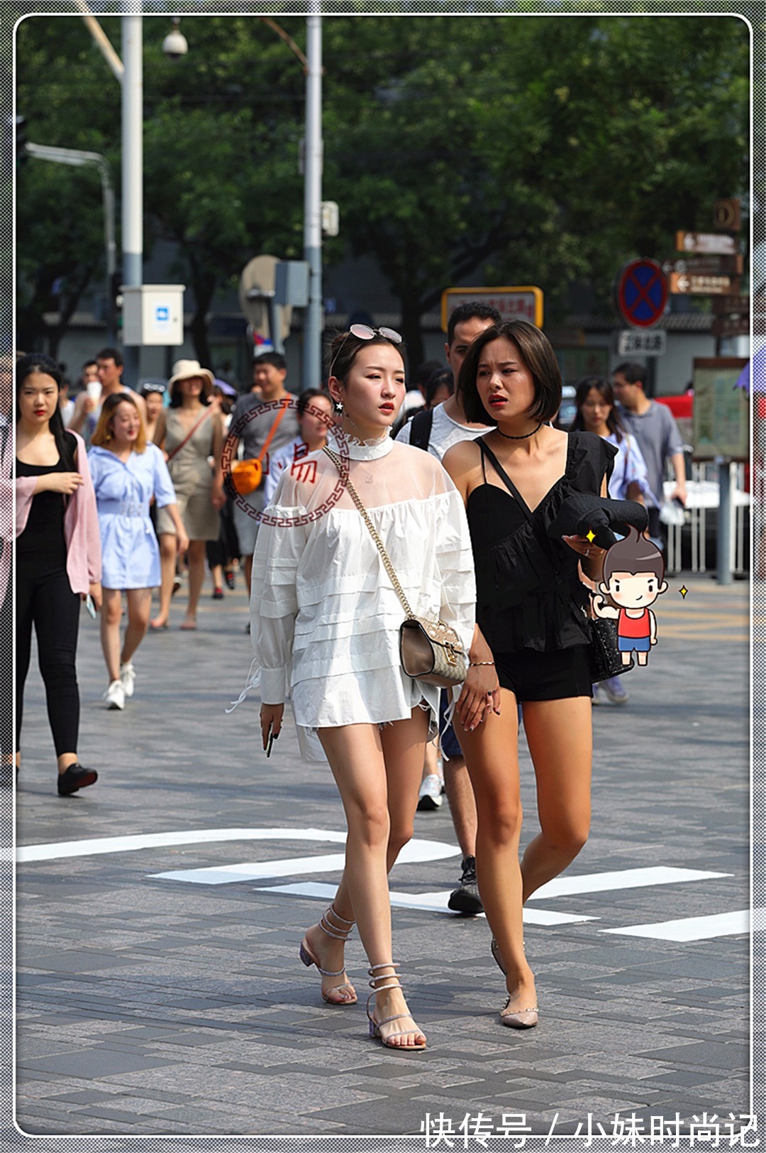 路人|路人街拍:闺蜜出街,一个穿大蒜衣,一个穿斜肩服,另类又时髦