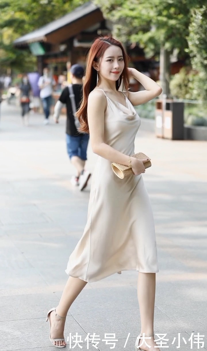 美女街拍御姐风的小姐姐,微卷长发显气质,丝滑绸缎连衣裙太衬好身材