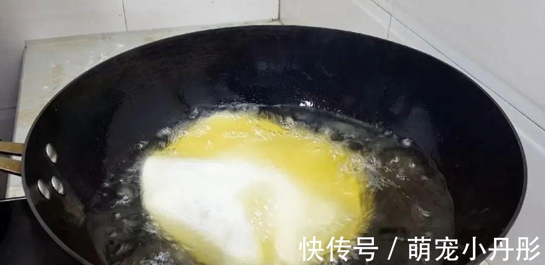 面粉|面粉这做法太香了,开水一烫,焦脆又空心,比油饼鸡蛋饼好吃几十倍