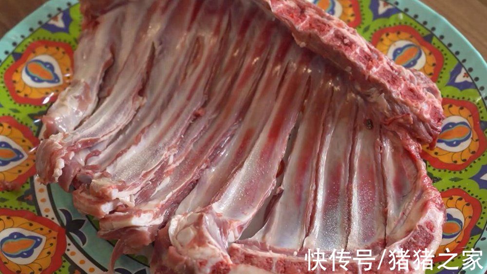 在家用烤箱也能做出滋滋美味的烤羊排，配料毫无保留分享，吃起来