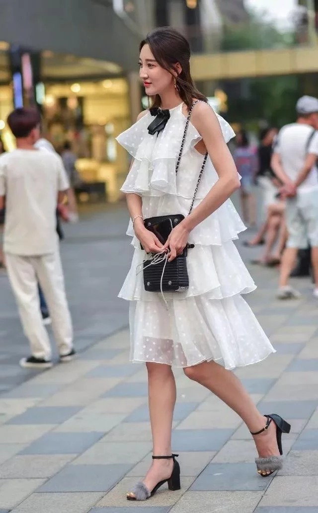 街拍:小姐姐留着一头气质的中长发,看上去十分的有质感