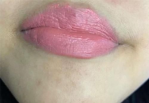 5只买完就后悔的口红吐槽，荧光又显黑！你踩雷了几个？