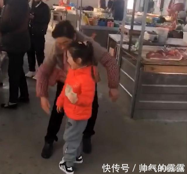 女子|江苏一女子偷偷带孩子回家送惊喜,奶奶开心跑来抱孩子,画面暖心