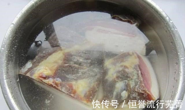 洗腊肉最忌讳只用水洗!教你一个妙招,洗得干净,腊肉更好吃!