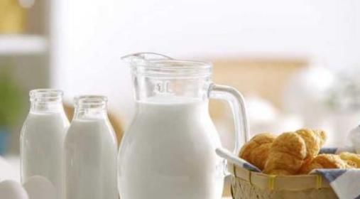 眼睛下面总是会有细小的皱纹，你应该怎么办改善？赶紧来看