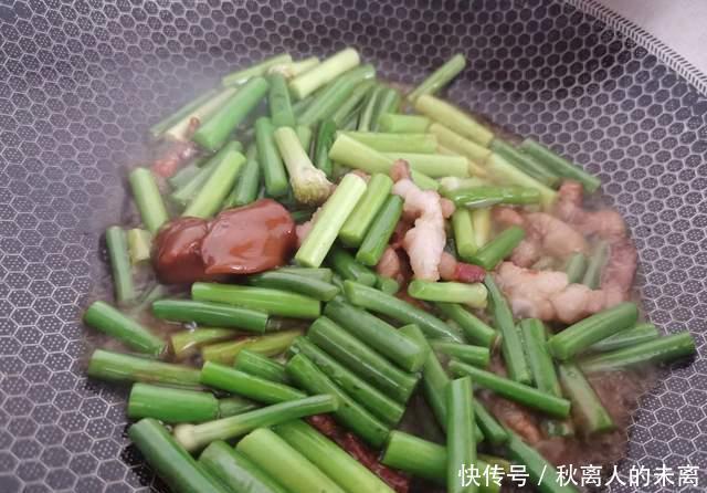 小炒|家常菜“小炒蒜苔”:米饭的最佳搭档,这么做贼好吃!