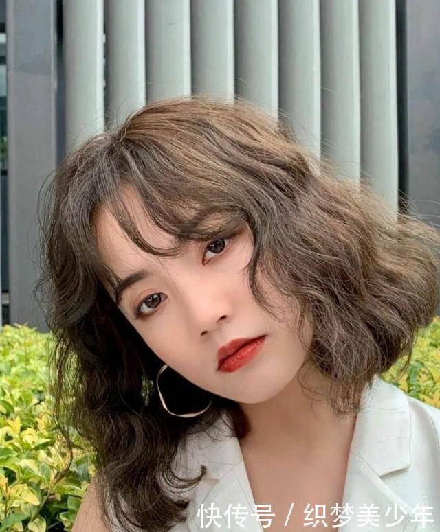 羊毛卷|不要再留黑长直了,羊毛卷时髦,空气刘海温柔,锁骨发俏皮